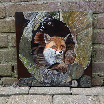 Schilderij vos in boomstam op hout 30 x 30 cm.