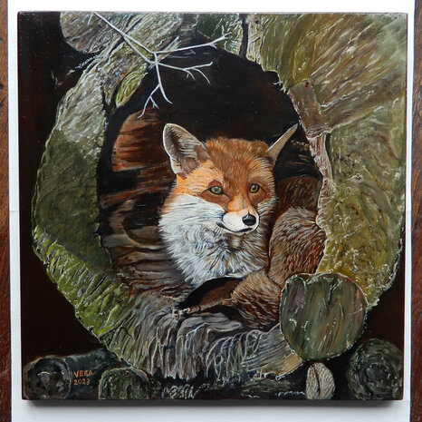 Schilderij vos in boomstam op hout 30 x 30 cm.